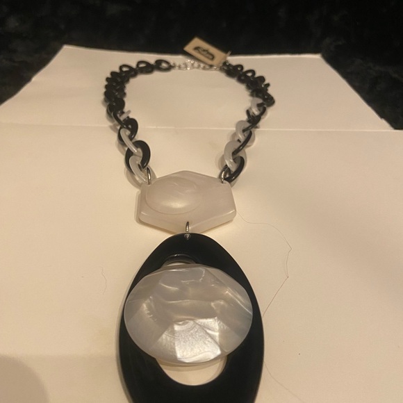 Sahara black and white long necklace - Picture 2 of 2